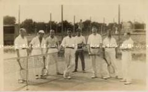 Deutsche Kriegsgefangene in Tenniskleidung, im englischen Kriegsgefangenenlager in Douglas