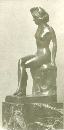 Sitzender Mädchenakt mit erhobenem rechtem Arm : Sitzender Mädchenakt mit erhobenem rechtem Arm. Bronze auf Marmorsockel; Höhe 27 cm (um 1910; C. Brose)