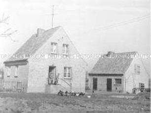Wohnhaus mit beigeordnetem landwirtschaftlichem Betrieb eines Genossenschaftsbauern der LPG Usadel (Kr. Neustrelitz)