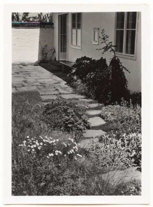 Garten Elsbeth Heddenhausen, Berlin-Zehlendorf: Wohnhaus Terrasse Plattenweg