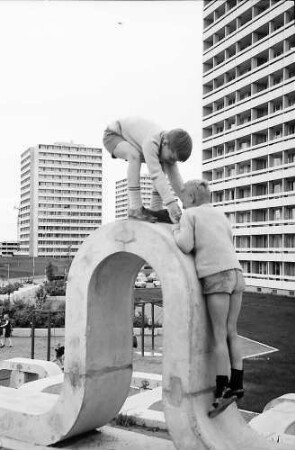 Freiburg: Kinderspielplatz vor den Hochhäusern in Weingarten