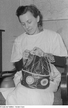 Feintäschnermeisterin Hildegard Lorenz-Leutelt beim Herstellen einer Tasche