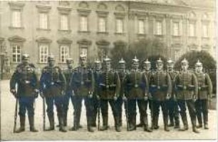 Soldaten vor einem Schloß(?)