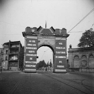 Potsdam, Sichtwerbung am Berliner Tor für die Volkswahl "An der Einheit der demokratischen Kräfte zerschellen die imperialistischen Kriegspläne"
