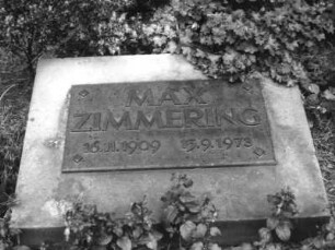 Grabplatte für Max Zimmering : Grabplatte für Max Zimmering (1909-1973). Sandstein, Metall. Dresden-Trachau, Heidefriedhof