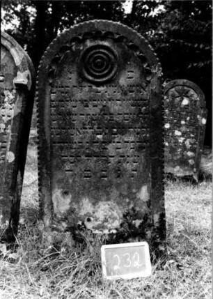 Grabstein 232 [Nir S. 137f. Nr. 14.04]
