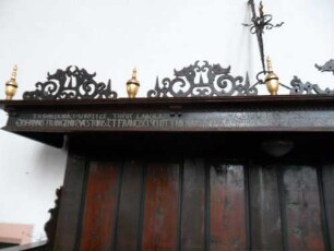 Stadtkirche - Chor Innen-Chorgestühl mit Textinschrift (Jahr 1669) im Detail_Teil_01