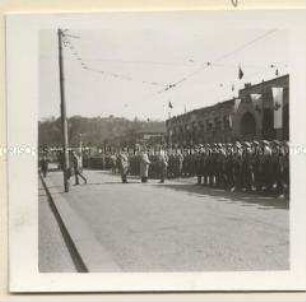 Stuttgart, Adolf Hitler vor den angetretenen Formationen