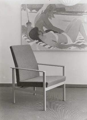 Armlehnsessel : Musterwohnzimmer (1962; Zentrales Entwicklungsbüro Leipzig (EMW)). Armlehnsessel vor Gemäldereproduktion "Zwei Mädchen am Strand"