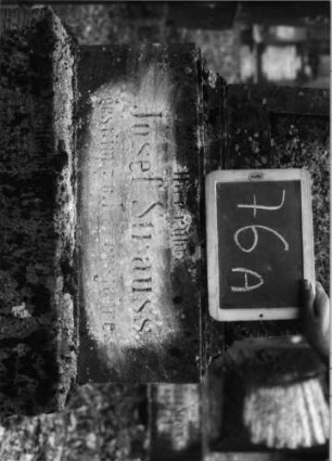 Grabstein 76 (Index: 100090746) Material: Kalkstein Zustand: verwitt/Schrifttafel fehlt Maße HxBxT: 185x67x40 cm Beschreibung: konische Stele, getreppter Sockel, Giebel mit Mittelakroter, Schriftfeld rechteckig Symbolik: Palmette als Mittelakroter: Grabstein 76A