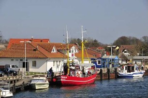Schaprode - Hafen : Blick auf das Dorf Schaprode auf der Insel Rügen vom Bodden aus, aufgenommen am 19. April 2011