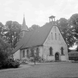 Matthias-Claudius-Kirche: Paul-von-Schoenaich-Straße: vor Renovierung: Blick von Nordwesten auf Giebelwand mit Eingangsportal: links Friedhof