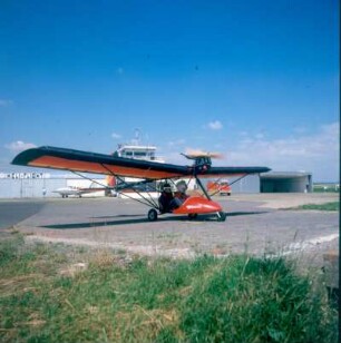 Ein-und zweisitzige Ultraleichtflugzeuge (ULF) vor dem Start