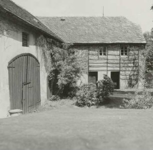 Lengenfeld-Plohn, Plohner Hauptstraße 17. Pfarrhof. Pfarrhaus (bezeichnet 1826. Hofansicht mit Scheune