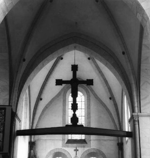 Triumphkreuz mit Kruzifix und den Darstellungen der Evangelistensymbole an den Enden der Kreuzbalken