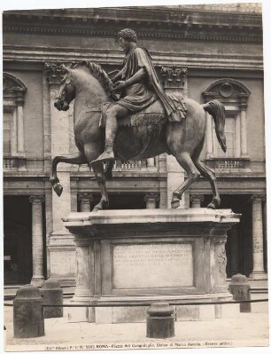 Piazza del Campidoglio (Kapitolsplatz) mit der Reiterstatue des Marc Aurel, Rom: Seitenansicht der Bronzestatue vor dem Palazzo Nuovo