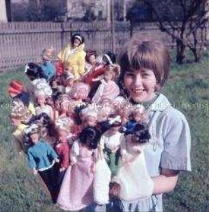 Junge Frau mit Sortiment des Puppentyps "Steffi" des VEB Puppenfabrik Waltershausen