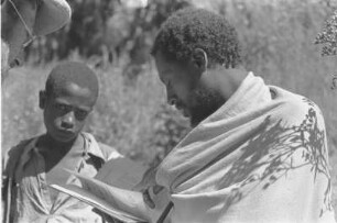 Priester der Amhara : Ein Priester der Amhara liest, in einem portugisischem Kastell, in der Bibel.