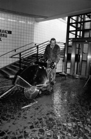 Manhagener Allee: Fußgängerunterführung unter der Bahnstrecke Hamburg-Lübeck: Maik Schröder trennt Betonbodenbelag mit einer Fugenschneidemaschine auf