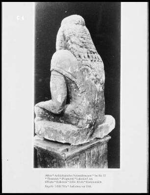 weibliche Sitzstatue