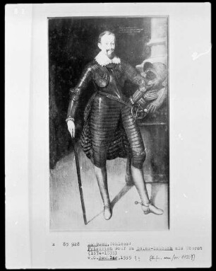 Friedrich Graf zu Solms-Laubach in schwarzer Rüstung vor einer Säule