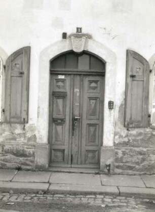 Annaberg-Buchholz, Köselitzplatz 1. Wohnhaus (1814). Eingangsportal (Schlussstein mit Posthorn)