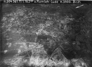 w. Ramleh-Ludd [Ramla, Lod (Stadt)] l.oben lidt, rechts [unleserlich] fahrstr. Jerusalem-Jaffa [Tel Aviv] v.r. oben nach Mitte unten of Nr. 208 [GDIp00817] Eisenbahn Jerusalem-Jaffa kreuzt die Strasse, windet r. nördlich, ein Stück an ramle-lidd [. . . ]