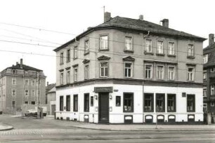 Dresden-Naußlitz. Wohnhaus mit Gasthaus "Goldener Apfel", Kesselsdorfer Straße 92/Ecke Williamstraße, um 1900. Eckansicht