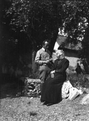 Portrait eines Paares (Mutter und Sohn?) in einem Garten