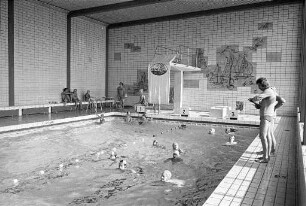 1. Volksschwimmen der Ortsgruppe Neureut der Deutschen Lebensrettungsgesellschaft DLRG im Hallenbad Neureut