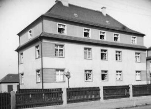 Coswig, Hohe Straße 9. Mehrfamilienhaus (Sechsfamilienhaus) (1928/1929). Straßenansicht mit Einfriedung