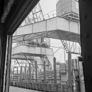 Hafen, Kaianlage mit Kränen und beladenen Güterwaggons
