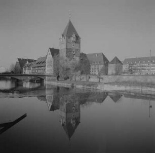 Nürnberg. Blick über die Pegnitz zum Schuldturm (sog. "Männereisen") 1320-1325