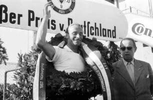 Nürburgring: Edgar Barth; Sieger der Grand-Tourisme Klasse; Porsche; mit Kranz