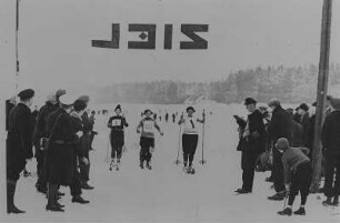 Die beste Frauenstaffel beim ersten Internationalen Treffen der Roten Sportler in Johanngeorgenstadt 1931 kam aus Breitenbrunn : Erstes Internationales Treffen der Roten Sportler in Johanngeorgenstadt 1931 - Beste Frauenstaffel - Breitenbrunn