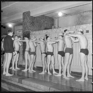 Lehrgang für Rettungsschwimmer des DRK im Stadtbad Lichtenberg, Dezember 1967. SW-Foto © Kurt Schwarz.