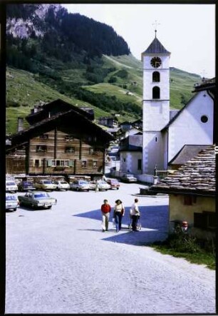 Vals: Dorfplatz mit Kirche