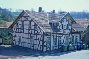 ehemalige Dorfschule, schmuckreiches Fachwerkhaus, steht leer und zum Verkauf