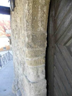 Kirchhofmauer im Süden-äußerer Torbogen - Westgewände mit Wetzrillen im Detail
