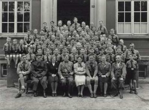 Jungvolkgruppe aus dem Rheinland mit Betreuern : Gruppenbild einer Jungvolkgruppe aus dem Rheinland mit Betreuern, die im Rahmen der Aktion "Kinderlandverschickung" im Kinderverschickungslager weilte