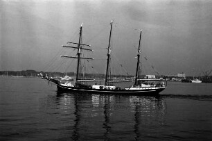 Kiel: Segelschiff auf der Förde
