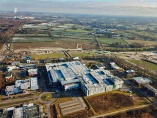 Stapelfeld: länderübergreifende Gewerbegebiete Hamburg-Schleswig-Holstein Merkurpark und Minervapark: im Vordergrund Gewerbegebiet Merkurpark, im Hintergrund Gemeinde Stapelfeld und links Müllverbrennungsanlage