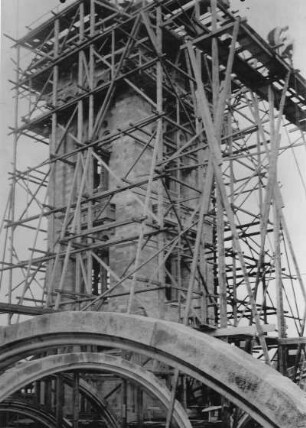 Dresden-Neustadt. Bau der Garnisonkirche 1895-1900. Einlage im Turmknopf. Eingerüsteter Hauptturm. Ansicht vom südwestlichen Treppenturm