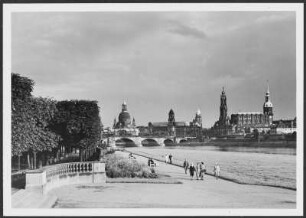 Dresden, Elbe : Blick vom Neustädter Elbufer (Pavillon am Japanischen Palais) nach Südosten gegen die Silhouette der Dresdner Altstadt