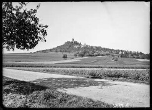 Krofdorf-Gleiberg. Ruine der Burg Gleiberg. Ortsansicht mit Wohnhäusern