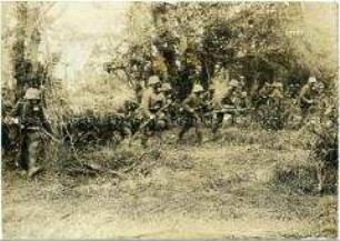 Deutsche Infanterie-Soldaten mit Gasmaken beim Angriff an der Westfront
