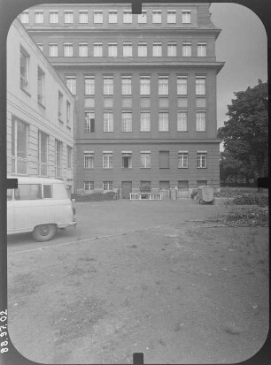 Dresden-Neustadt, Weintraubenstraße 3. EOS (Erweiterte Oberschule) "Romain Roland" (1914-1915; H. Erlwein). Teilansicht von Südost