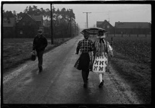 Bescherkind (sorb. Dźěćetko) auf dem Weg zum Kindergarten