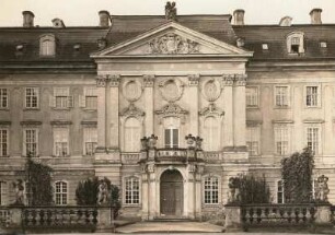 Schloss Joachimstein : Radmeritz (heute: Radomierzyce), Schloss Joachimstein (Pałac Radomierzyce), Miteelrisalit der Hauptfassade mit Portal