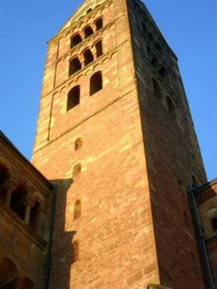Ansicht von Nordosten-Nordostturm mit aufgehenden unteren Geschossen (erste Bauperiode mit Lanzettfenstern) sowie oberen Geschossen mit Rundbogenfries und Biforien